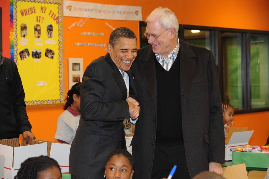 13 dicembre 2010: il presidente Usa Barack Obama e Phil Jackson ad un evento benefico